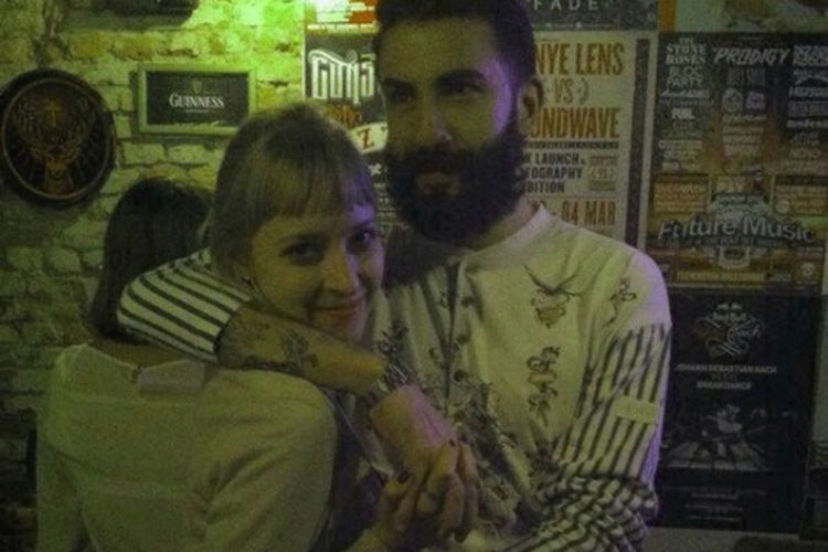 Nhìn cho rõ nhé, không phải em hai đầu đâu.