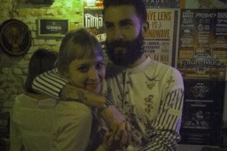 Nhìn cho rõ nhé, không phải em hai đầu đâu.