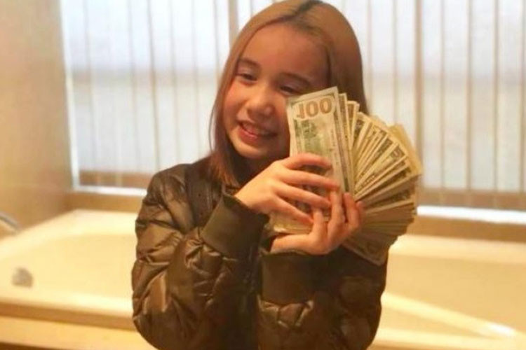 Không chỉ khoe của, dù mới 9 tuổi, Lil Tay đã vướng vào những vụ ẩu đả giữa đường xá đông người. Cô bé thậm chí còn không ngại buông ra lời chửi bớt, thách thức đối thủ.