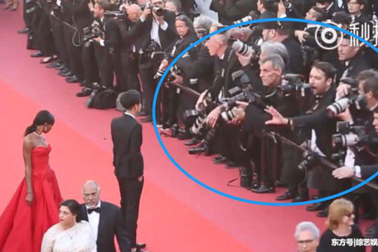 Tại thảm đỏ Cannes 2018, Hoàng Tử Thao (TAO) gặp sự cố ngượng chín mặt khi bị phóng viên xua đuổi. Ảnh: Zing