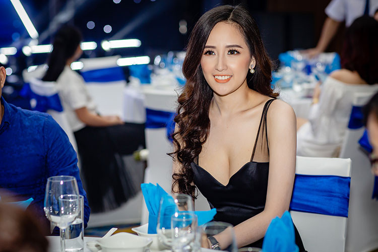 Xuất hiện tại các sự kiện, Mai Phương Thúy luôn nổi bật bởi vẻ gợi cảm trong trang phục cắt xẻ táo bạo.