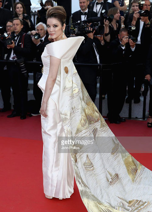 Lý Nhã Kỳ diện áo in hình vịnh Hạ Long. Ảnh: Getty