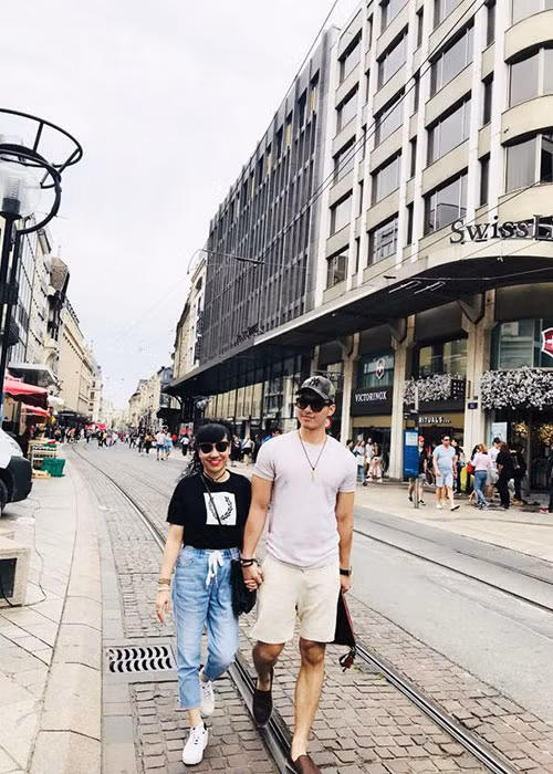 Trương Nam Thành nắm tay bà xã tình tứ trên phố.