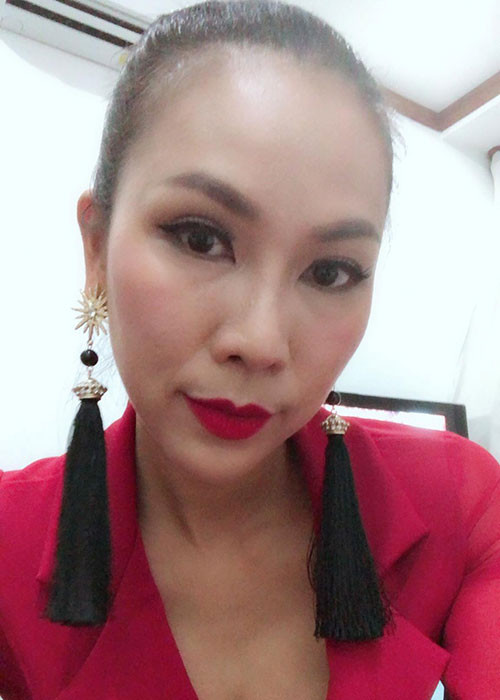 Khánh Ngọc chia sẻ: “Làm nghề 13 năm giờ mới biết vỗ mông là chào hỏi. Thôi hãy im đi đừng nhiều lời ngụy biện nha. Quả báo là có thật quay đầu là bờ đừng cố quá”.