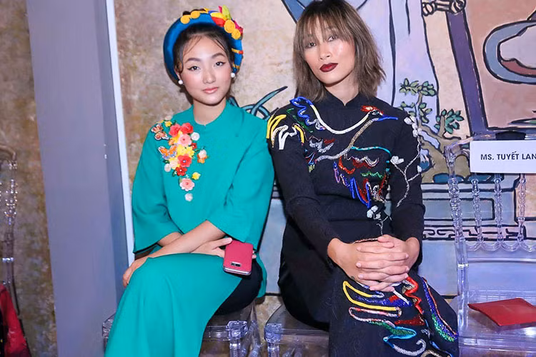 Hình ảnh Linh Khiếu bên chị gái Trang Khiếu.