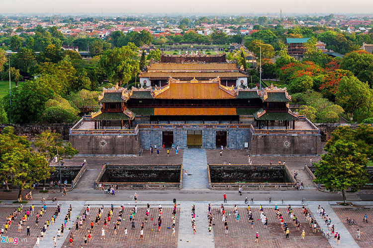Phía Nam thành phố Huế nhìn từ tòa nhà cao nhất với 160m, gồm 39 tầng tại ngã 6 trung tâm thuộc đường Hùng Vương.