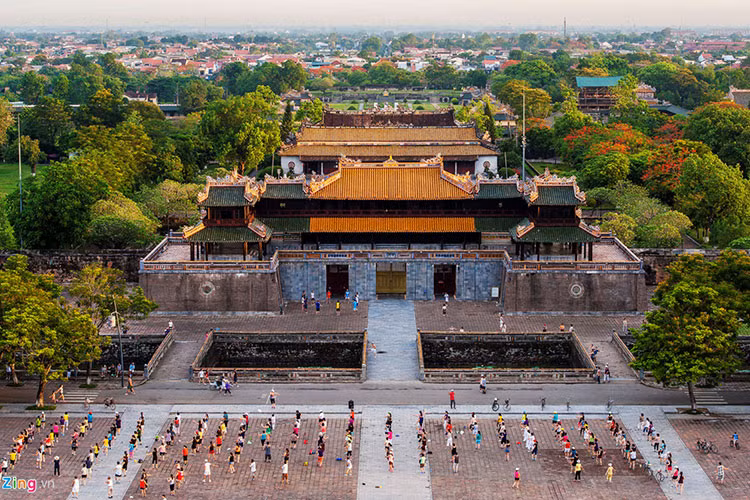 Phía Nam thành phố Huế nhìn từ tòa nhà cao nhất với 160m, gồm 39 tầng tại ngã 6 trung tâm thuộc đường Hùng Vương.