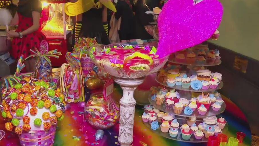 Bữa tiệc với nhiều kẹo và bánh.