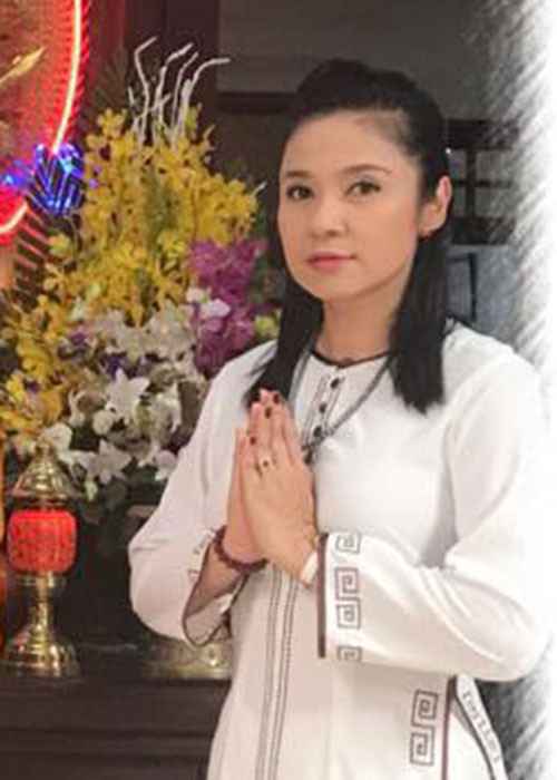 Việt Trinh cho hay cô từng nói sau 45 tuổi không đủ duyên lập gia đình sẽ ở giá. “Hôm nay tôi tuyên bố sẽ ở giá đến suốt đời. Tôi sẽ rong ruổi theo các chị em đi làm ăn vừa đủ sống. Đi chùa và làm công tác xã hội. Vậy là hạnh phúc. Thấy đủ là đủ”, nữ diễn viên khẳng định.