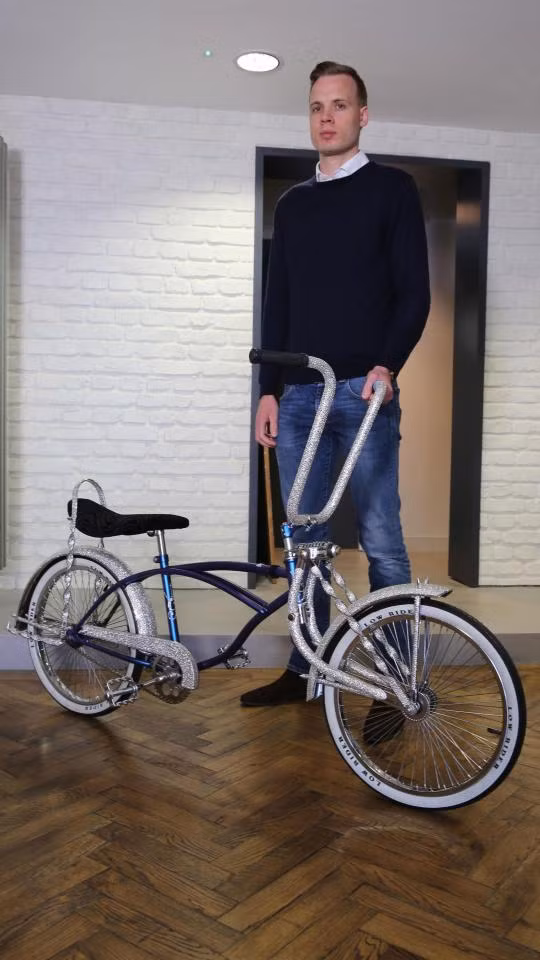 Chiếc xe đạp đính 25.000 viên đá quý chuẩn bị được bán cho một thiếu niên giàu có với giá 20.000 bảng(~626 triệu đồng)