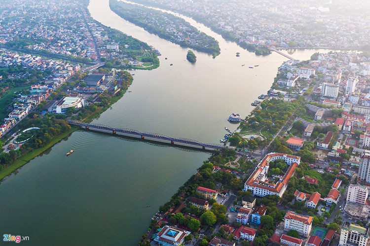 Cầu Trường Tiền (còn được gọi là Cầu Tràng Tiền) dài 402,60 m, gồm 6 nhịp dầm thép hình vành lược, khẩu độ mỗi nhịp 67 m. Khổ cầu 6 m được thiết kế theo kiến trúc Gothic, bắc qua sông Hương. Đầu cầu phía bắc thuộc phường Phú Hòa, đầu cầu phía nam thuộc phường Phú Hội, ngay giữa thành phố Huế.