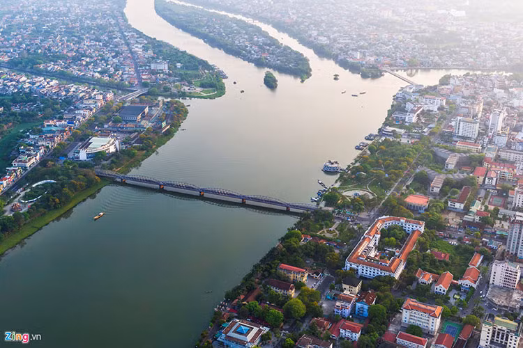 Cầu Trường Tiền (còn được gọi là Cầu Tràng Tiền) dài 402,60 m, gồm 6 nhịp dầm thép hình vành lược, khẩu độ mỗi nhịp 67 m. Khổ cầu 6 m được thiết kế theo kiến trúc Gothic, bắc qua sông Hương. Đầu cầu phía bắc thuộc phường Phú Hòa, đầu cầu phía nam thuộc phường Phú Hội, ngay giữa thành phố Huế.