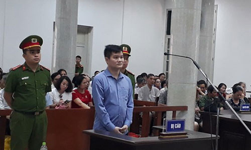 Bị cáo Phạm Thanh Hải nghe Tòa tuyên án. (Ảnh: Nguyễn Cúc/TTXVN)