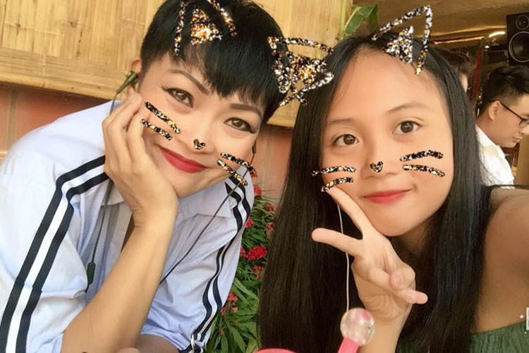 Bé Nghi Phương để mái tóc dài đen nữ tính giống mẹ hồi trẻ.