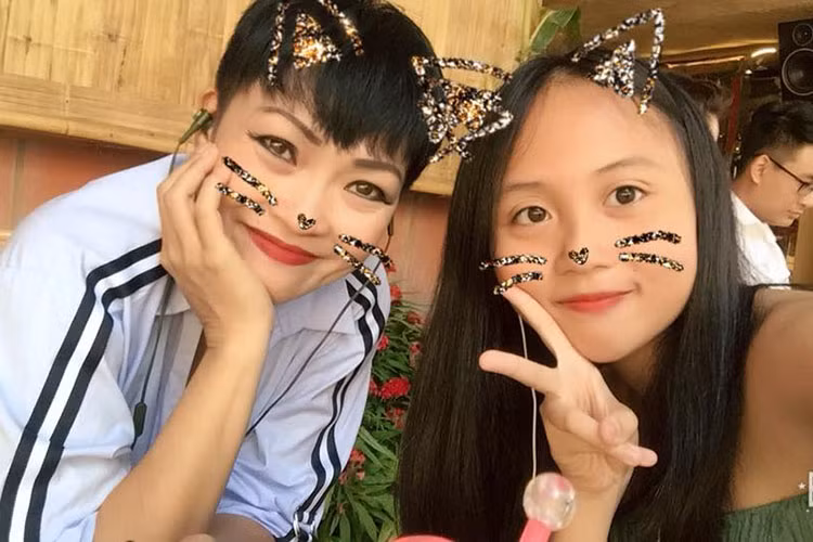 Bé Nghi Phương để mái tóc dài đen nữ tính giống mẹ hồi trẻ.