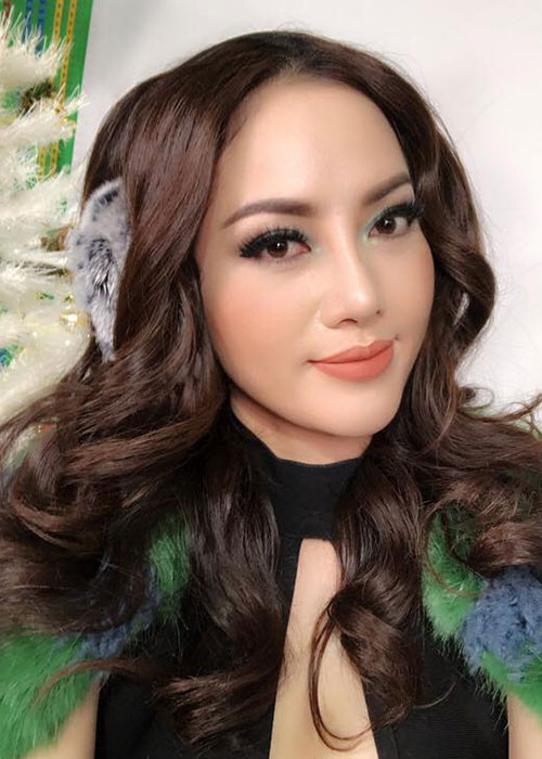 Huỳnh Tiên sinh năm 1984, kém Lâm Vũ 2 tuổi. Cô hiện sống ở San Jose, California, Mỹ.