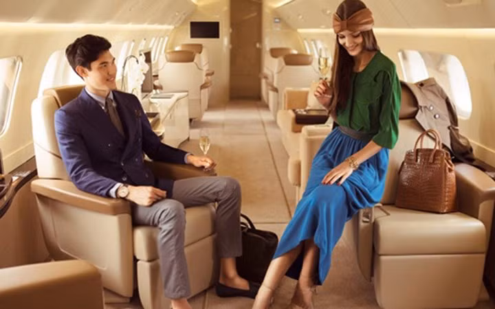 Chuyến đi kéo dài 19 ngày với chủ đề ẩm thực. Du khách được đưa đón tận nơi và di chuyển bằng máy bay riêng. (Ảnh: Billionaire)