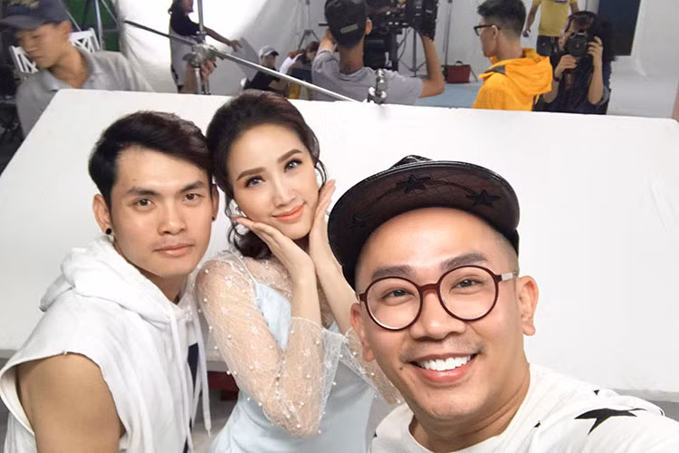 Trần Tiến Đạt làm việc chăm chỉ, chuyên nghiệp. Khi bị bệnh, anh vẫn cố gắng hoàn thành công việc.