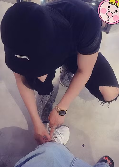 Lâm Vinh Hải buộc giày cho Linh Chi.