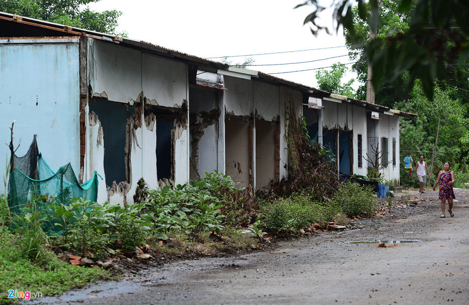 Khu tạm cư rách nát của những người dân phải di dời, nhường đất để xây dựng Khu đô thị mới Thủ Thiêm nhưng chưa đồng ý chính sách đền bù.