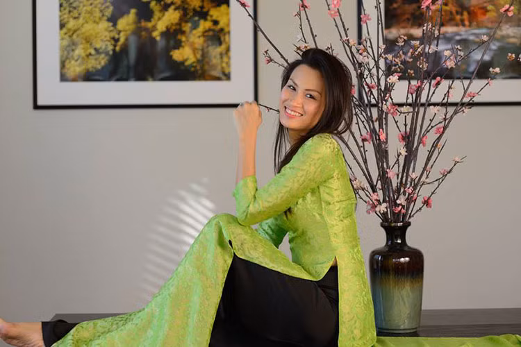 Ngô Ý An mặc áo dài đón Tết Nguyên Đán ở trời Tây.