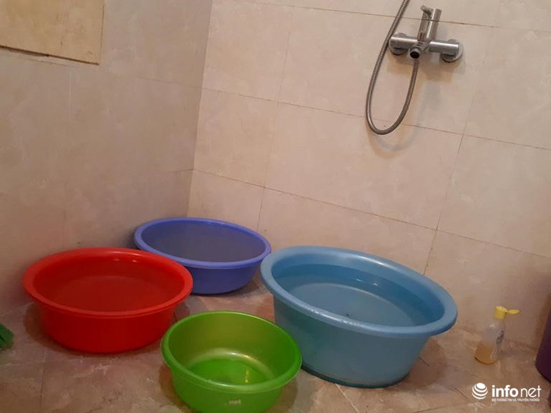 Cảnh tích nước tạm như thế này là cảnh thường thấy ở khu chung cư cao cấp TSQ Euroland trong những ngày mất nước. Ảnh: Minh Thư