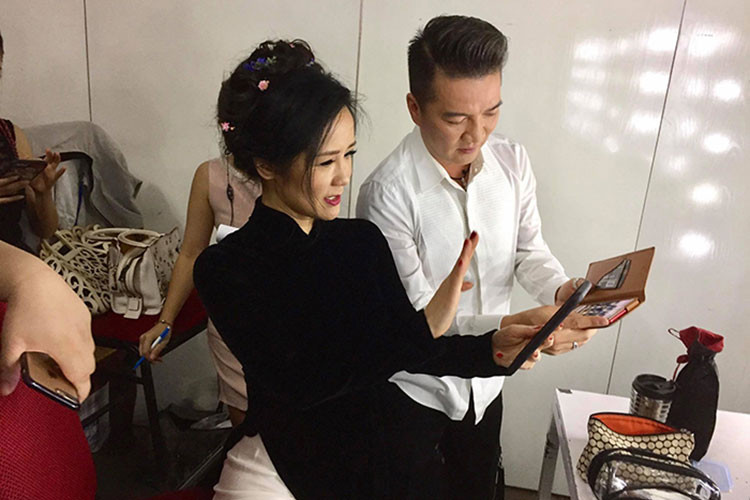 Cùng tham gia một đêm nhạc, Đàm Vĩnh Hưng chạy vào phòng hóa trang để chào hỏi đàn chị Hồng Nhung. Ảnh: FBNV