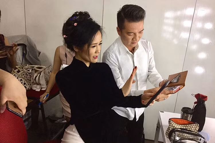 Cùng tham gia một đêm nhạc, Đàm Vĩnh Hưng chạy vào phòng hóa trang để chào hỏi đàn chị Hồng Nhung. Ảnh: FBNV