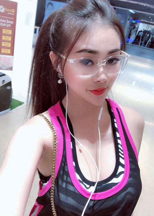 Huyền Phương có phong cách thời trang trẻ trung, sành điệu.