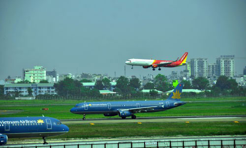 Qua sự cố của VN7344, Cục Hàng không Việt Nam đặt vấn đề phải bổ sung quy định đánh dấu đường băng mới, đang thi công Ảnh: TẤN THẠNH