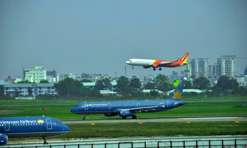 Qua sự cố của VN7344, Cục Hàng không Việt Nam đặt vấn đề phải bổ sung quy định đánh dấu đường băng mới, đang thi công Ảnh: TẤN THẠNH