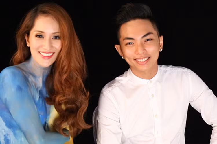 Khánh Thi tự tin làm mẫu body painting và nhận được sự ủng hộ của Phan Hiển. Ảnh: Danviet