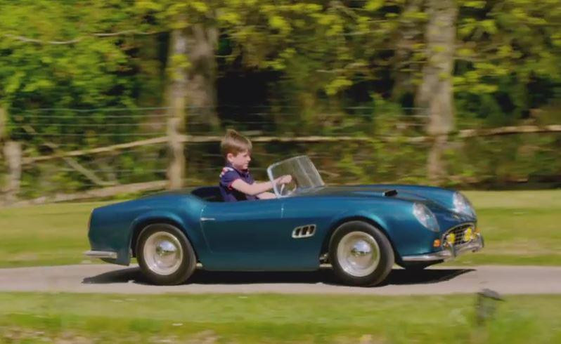 Henry, một cậu bé nhà giàu 7 tuổi khác, đang lái chiếc xe thể thao thu nhỏ có giá 9.500 bảng Anh (~297 triệu đồng)