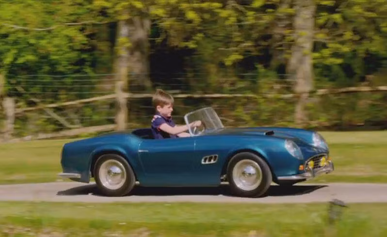 Henry, một cậu bé nhà giàu 7 tuổi khác, đang lái chiếc xe thể thao thu nhỏ có giá 9.500 bảng Anh (~297 triệu đồng)