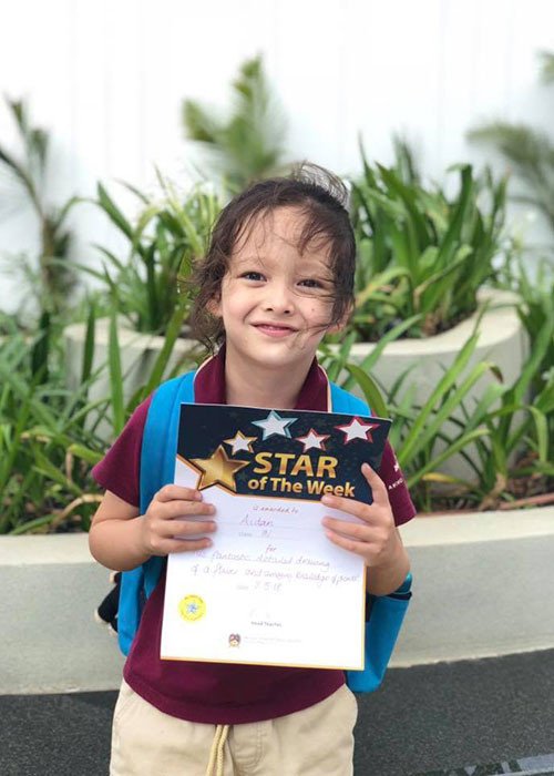 Hồng Nhung tâm sự: “À, mẹ Tôm Tép quên khoe quà được nhận hôm qua nhân ngày của mẹ. Xin chia sẻ và chúc tất cả các mẹ sức khỏe, năng lượng sống dồi dào, để còn được "hưởng" các con và là chỗ dựa tình thương, sự bao bọc an toàn nhất cho lũ trẻ...”.