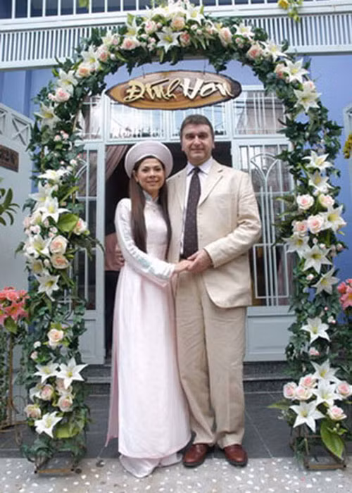 Thanh Thảo từng đính hôn với tổng giám đốc một công ty bảo hiểm lớn ở Việt Nam tên Rod Haire vào năm 2005. Đáng tiếc, sau lễ đính hôn, cả hai chia tay. Ảnh: Khampha