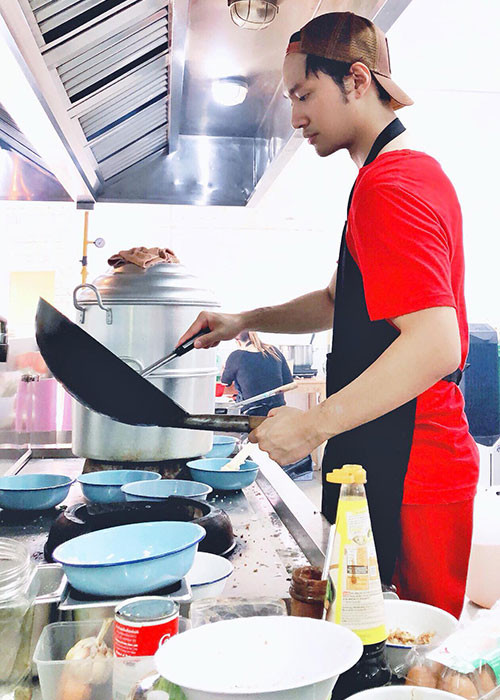 Ngoài thiết kế trang phục, Lý Quí Khánh còn có tài nấu ăn.