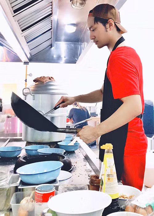 Ngoài thiết kế trang phục, Lý Quí Khánh còn có tài nấu ăn.