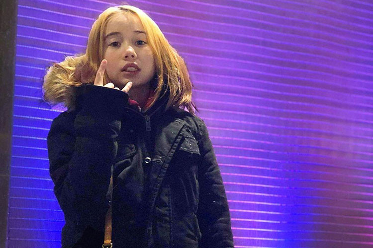 Phần lớn video được đăng tải của cô bé 9 tuổi này đều có nội dung không mấy tích cực. Vì thích được mọi người biết đến như người siêu giàu có, Lil Tay thường quay clip tại những nơi có ngoại cảnh rất sang trọng, cầm một nắm tiền, đeo món phụ kiện xa xỉ hoặc nghịch ngợm bên siêu xe.