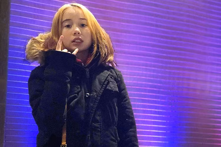 Phần lớn video được đăng tải của cô bé 9 tuổi này đều có nội dung không mấy tích cực. Vì thích được mọi người biết đến như người siêu giàu có, Lil Tay thường quay clip tại những nơi có ngoại cảnh rất sang trọng, cầm một nắm tiền, đeo món phụ kiện xa xỉ hoặc nghịch ngợm bên siêu xe.