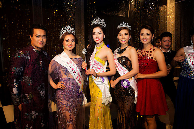 Sở hữu gương mặt xinh đẹp cùng vóc dáng gợi cảm, tại cuộc thi Hoa hậu Phụ nữ người Việt Thế giới 2015, bà xã của Lâm Vũ đoạt vương miện cùng một số giải phụ. Ảnh: Zing