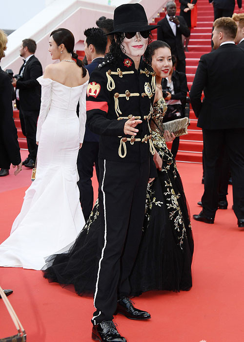Những nghệ sĩ vô danh tiếp tục làm náo loạn thảm đỏ Cannes 2018 bằng chiêu trò. Mới nhất, một nghệ sĩ hóa thân Michael Jackson.