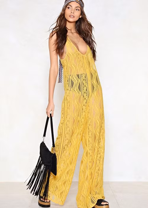 Jumpsuit bằng chất liệu đan móc được rất nhiều các fashionista tận dụng triệt để trong các mùa hội hè. Bộ đồ mang lại vẻ năng động, trẻ trung nhưng không kém phần duyên dáng, gợi cảm cho người mặc.