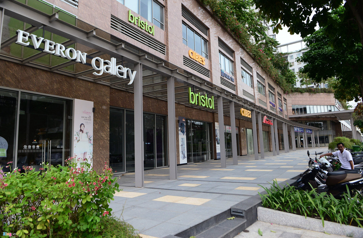 Tuy nhiên, khu đô thị này hiện khá biệt lập, cư dân chưa nhiều, xung quanh các dự án khác tiếp tục triển khai rầm rộ.