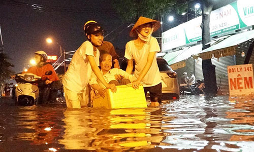 Trận mưa to tối 19/5 vừa qua đã khiến nhiều tuyến phố tại TP.HCM ngập rất sâu.