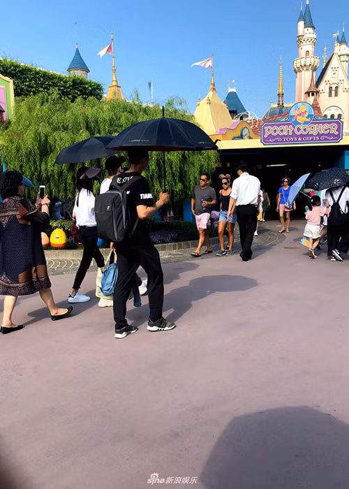 Cư dân mạng vừa bắt gặp vợ chồng Huỳnh Hiểu Minh - Angelababy đưa con trai Tiểu Hải Miên đi chơi công viên Disneyland Hong Kong. Ảnh: Sina