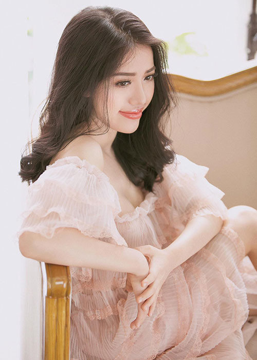 Nhờ nâng ngực, "hạt tiêu" Phùng Khánh Linh trở nên gợi cảm hơn trước kia. Ảnh: FBNV