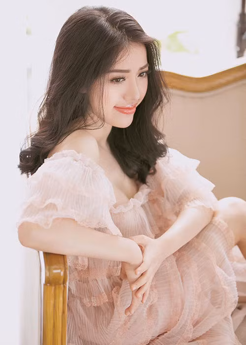 Nhờ nâng ngực, "hạt tiêu" Phùng Khánh Linh trở nên gợi cảm hơn trước kia. Ảnh: FBNV