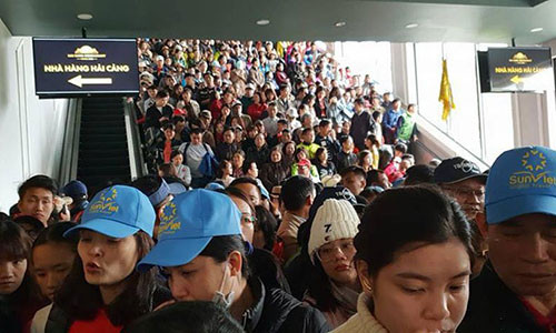 Nhiều người phải chờ đợi hàng tiếng vẫn chưa lên được cáp treo chinh phục đỉnh Fansipan.