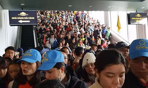 Nhiều người phải chờ đợi hàng tiếng vẫn chưa lên được cáp treo chinh phục đỉnh Fansipan.